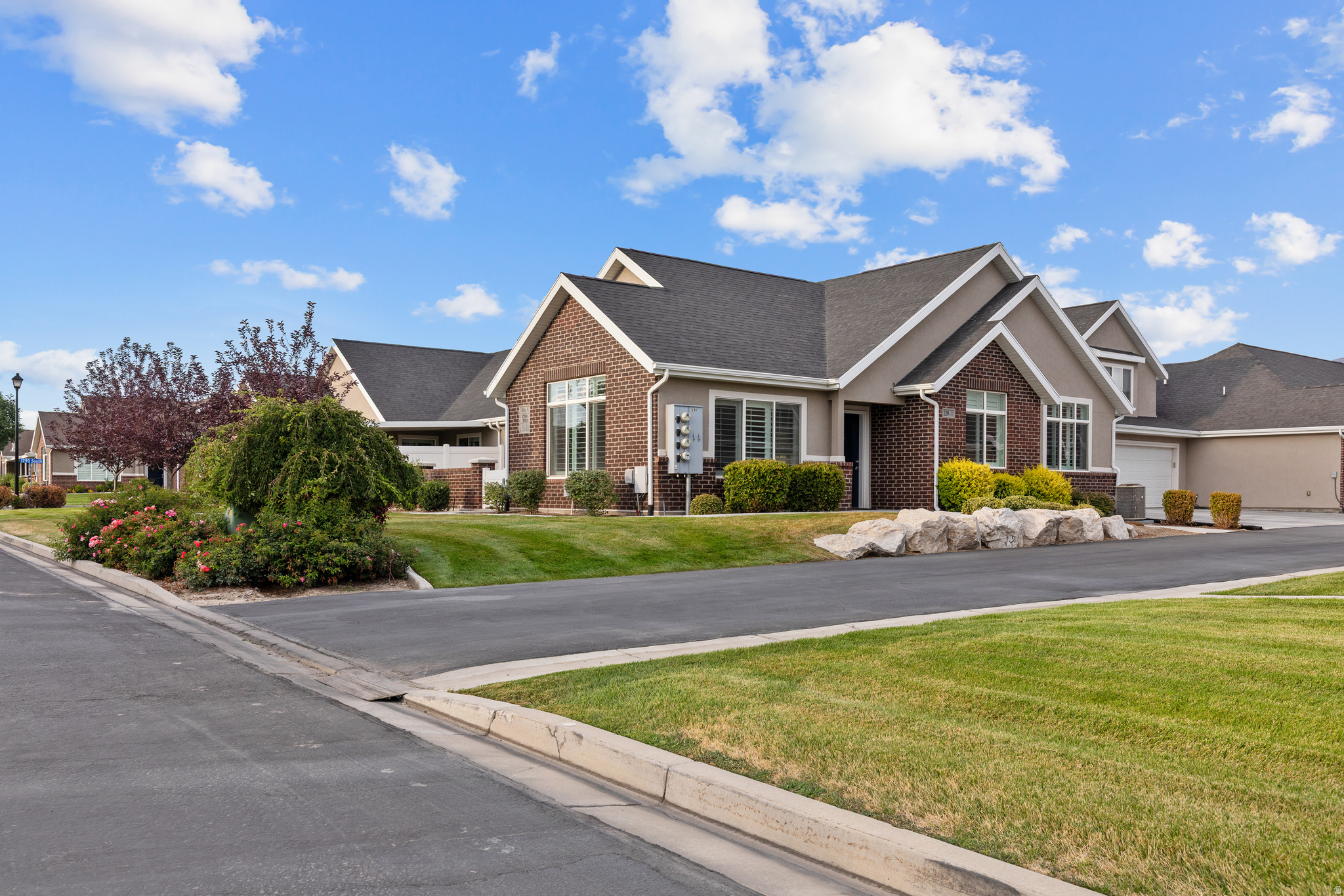 VILLAS PIONEER CROSSING - Residential