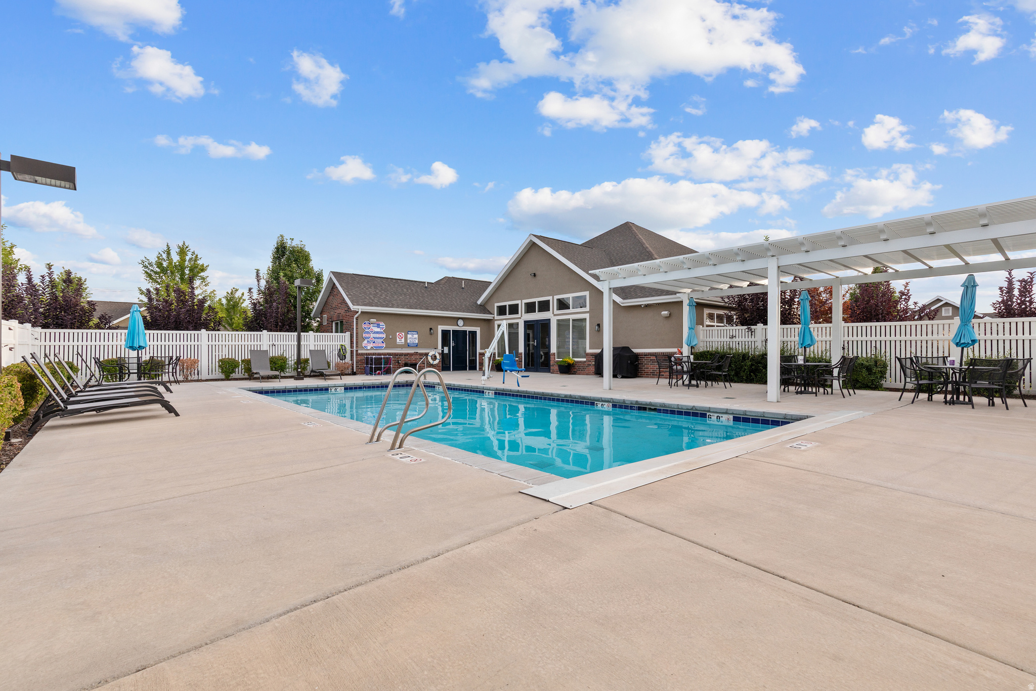 VILLAS PIONEER CROSSING - Residential