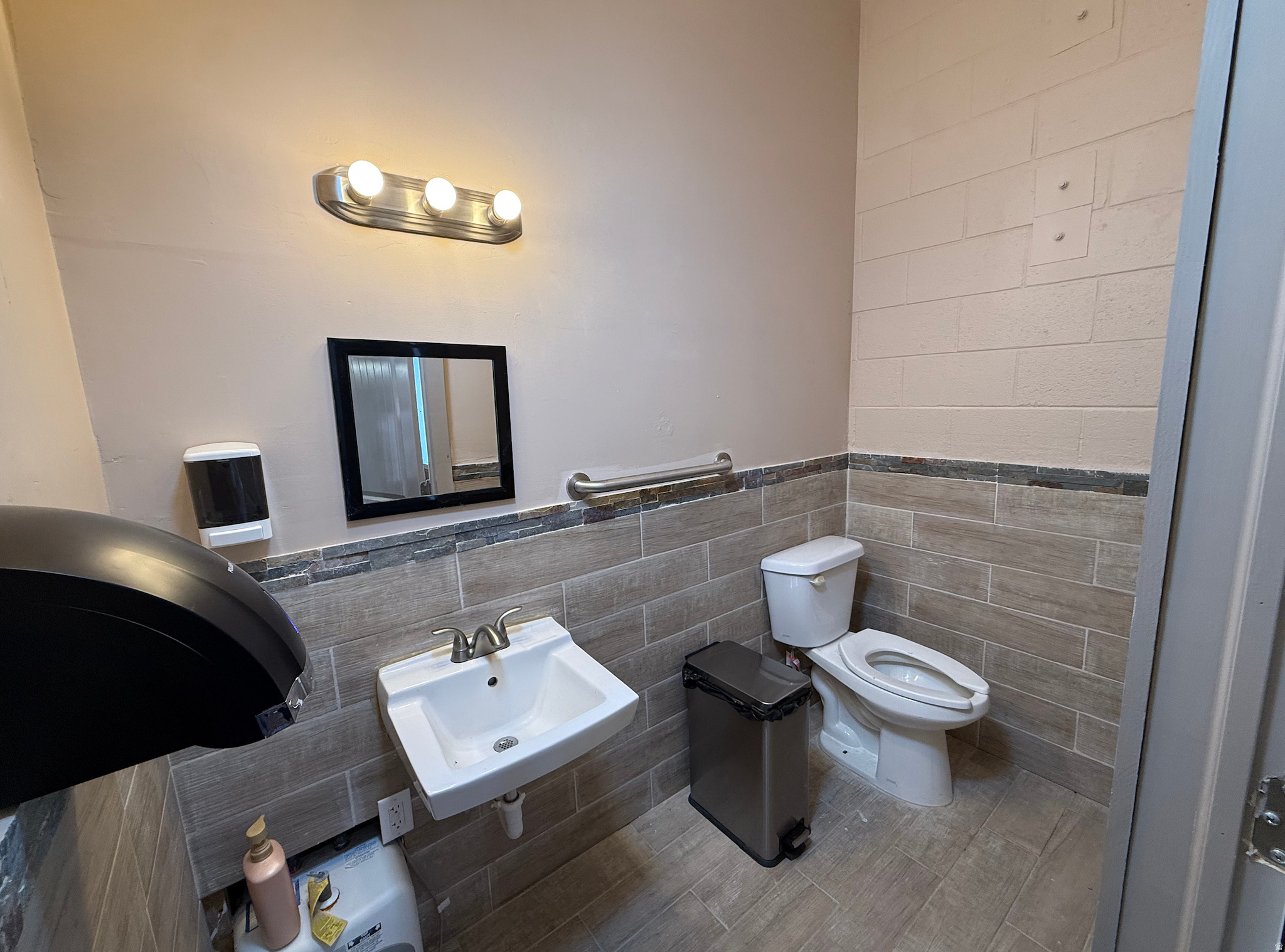 Main image without alt text