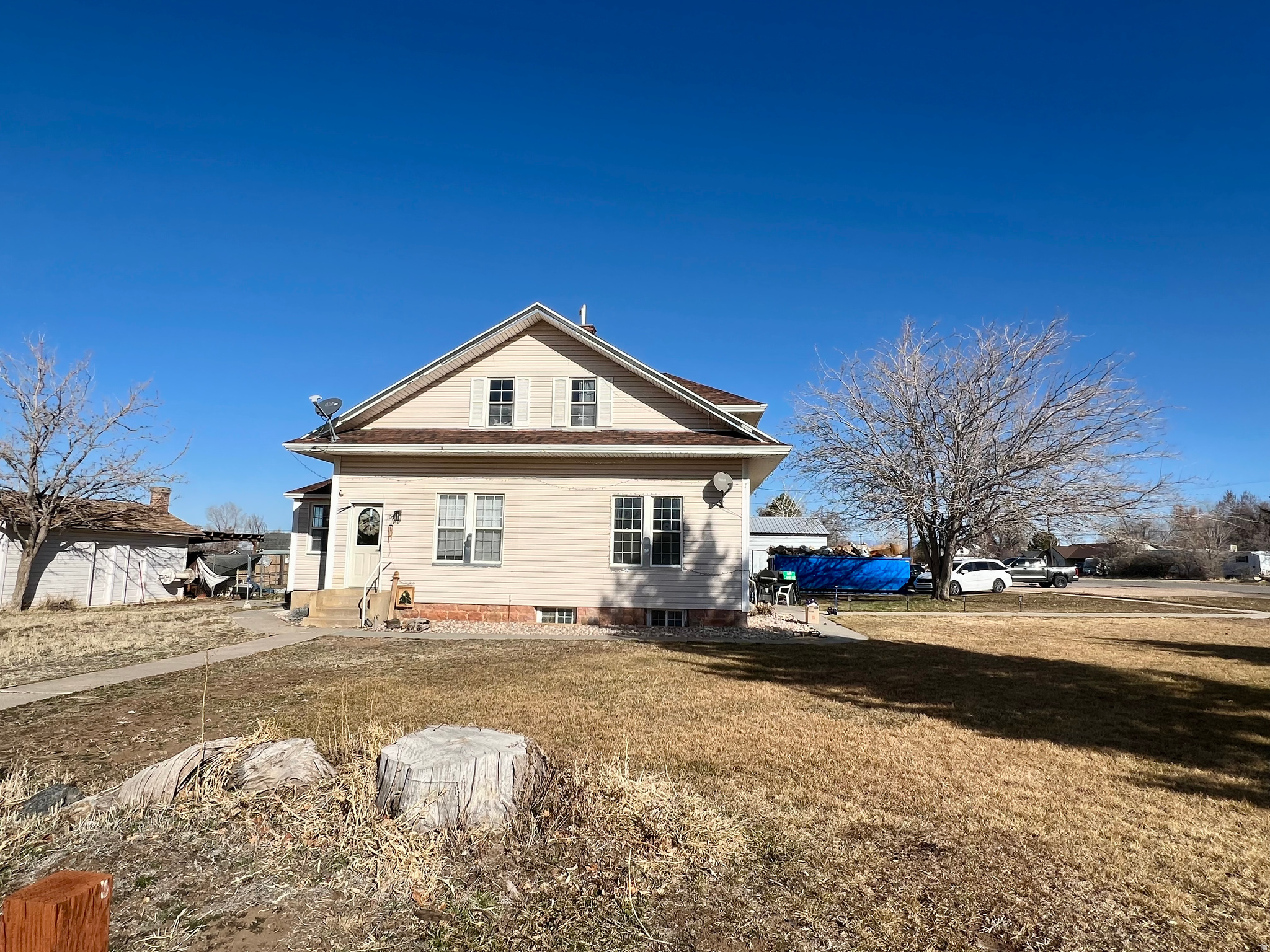 Main image without alt text