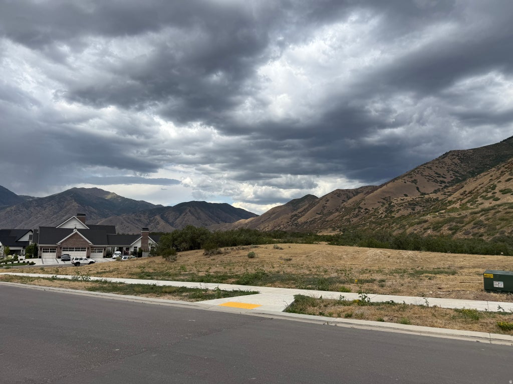 Photo of 3235 S TWIN HOLW E #32, Mapleton, UT 84664 (MLS # 2181697)