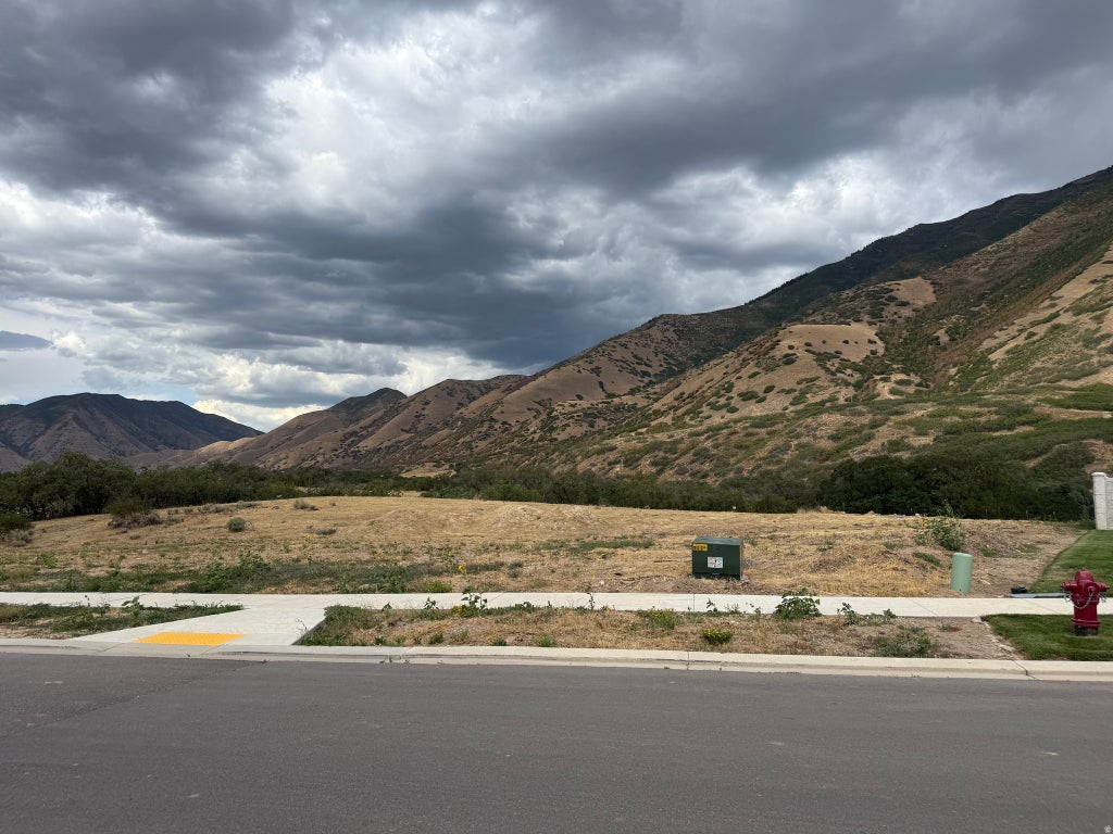 Photo of 3235 S TWIN HOLW E #32, Mapleton, UT 84664 (MLS # 2181697)