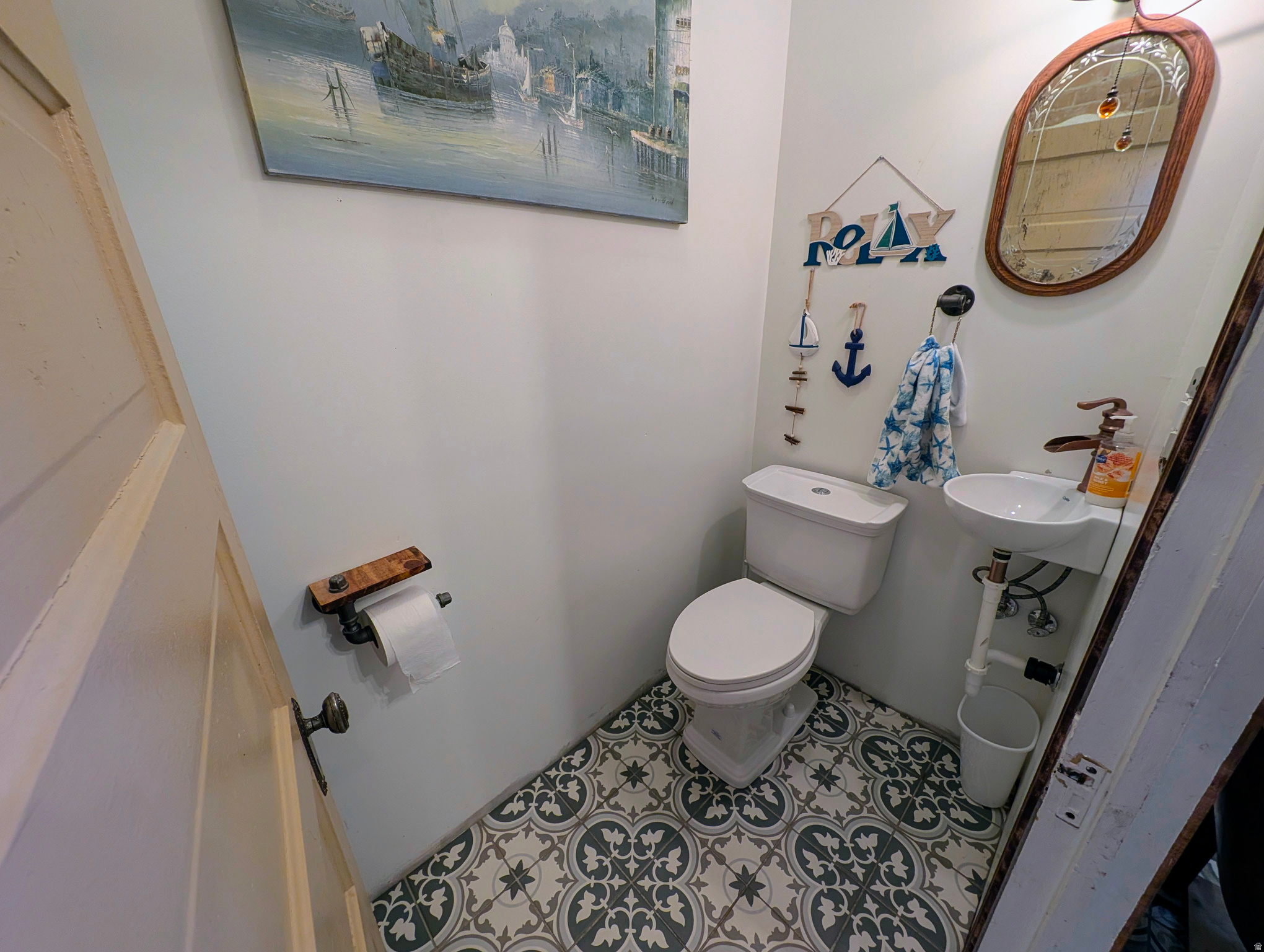 Main image without alt text