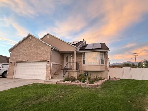 Photo of 681 E ABBOTTSFORD CT S, Sandy, UT 84070 (MLS # 2158582)