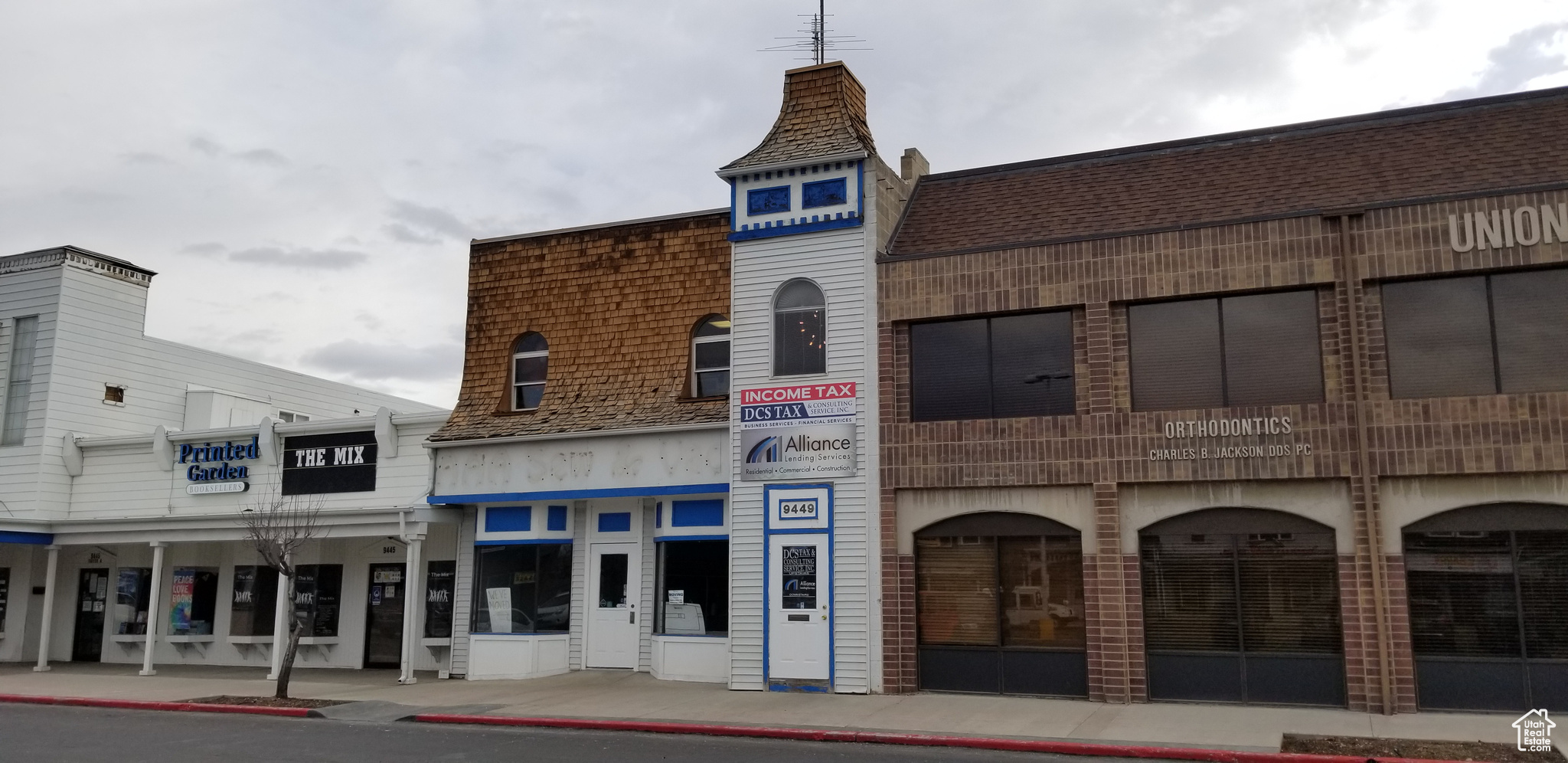 Located in Union Square Shopping Center, this 698 SF space features a reception area, private office, 2 work areas, and a bathroom. Landlord covers electricity; tenant pays gas. Comcast Business ready. High traffic area, available 12/01/2024. Lease: $900/month.