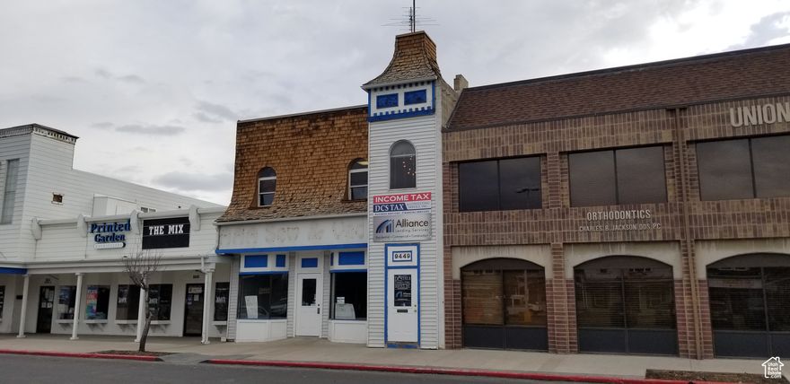 Located in Union Square Shopping Center, this 698 SF space features a reception area, private office, 2 work areas, and a bathroom. Landlord covers electricity; tenant pays gas. Comcast Business ready. High traffic area, available 12/01/2024. Lease: $900/month.