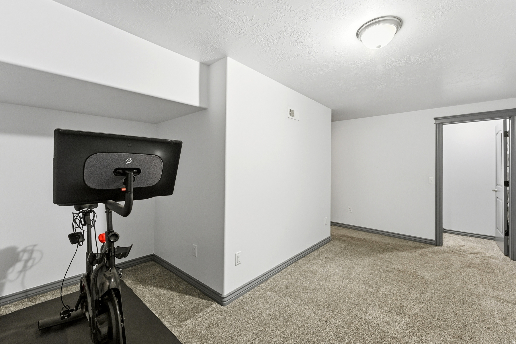 Millcreek, Utah 84117, United States, 3 Bedrooms Bedrooms, ,3 BathroomsBathrooms,Residential,Active,240731