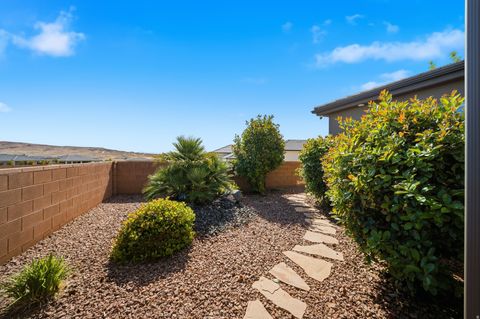 Tiny photo for 1938 N OUTLOOK DR, Washington, UT 84780 (MLS # 2153889)