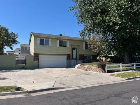 Photo of 3851 W SQUIRE CREST DR, Taylorsville, UT 84129 (MLS # 2104376)