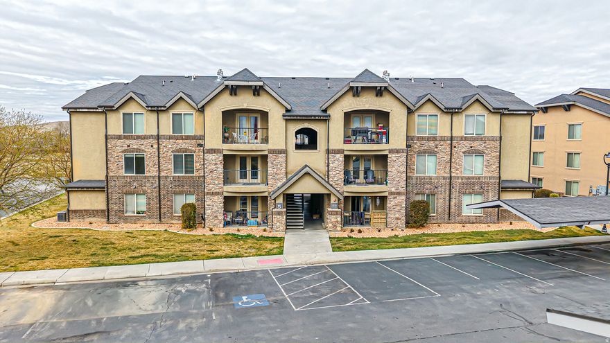 Beautiful 3-bed, 2-bath townhome in a prime location with easy freeway access, shopping, dining, and amenities. Enjoy mountain views and a well-maintained, functional layout ideal for owners or investors. Priced to sell-schedule your private showing today!