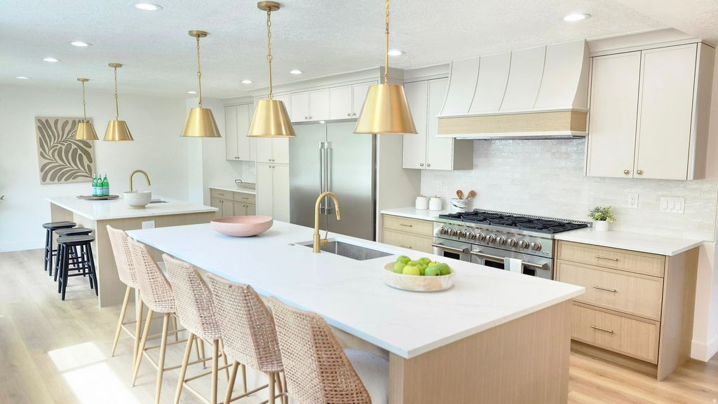 Photo of 1972 E EVERLEIGH CIR, Sandy, UT 84093 (MLS # 2150780)