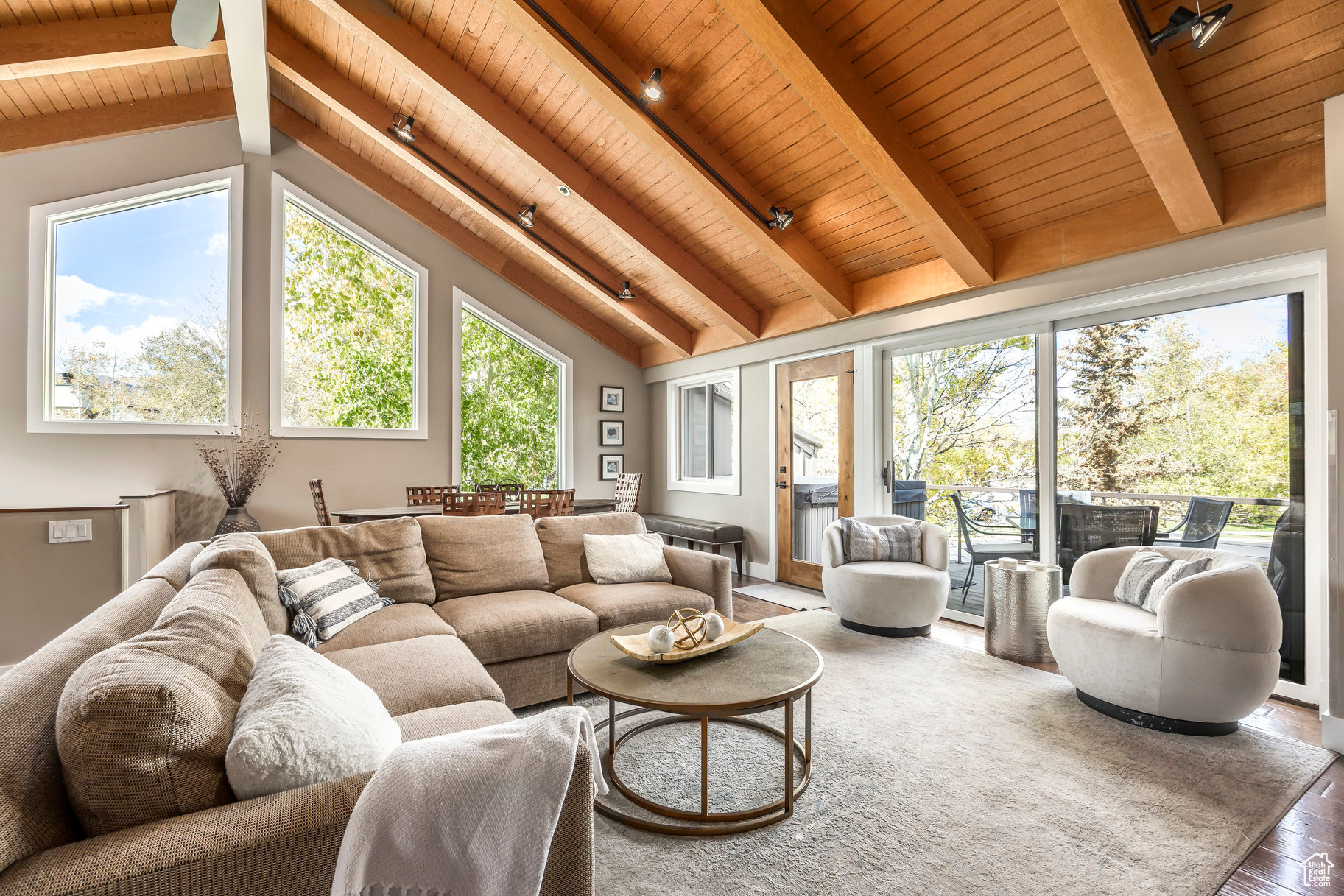 QUEEN ESTHER - Residential