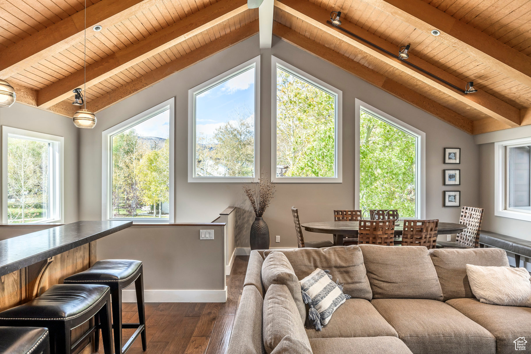 QUEEN ESTHER - Residential