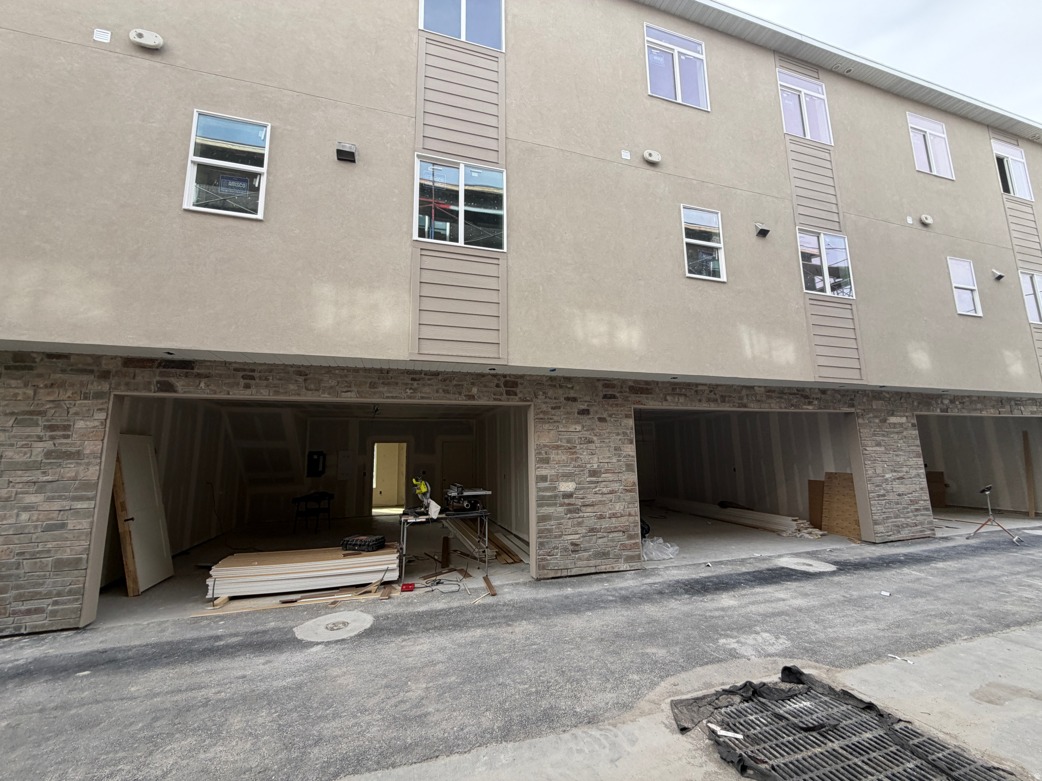 LATITUDE 40 - Residential