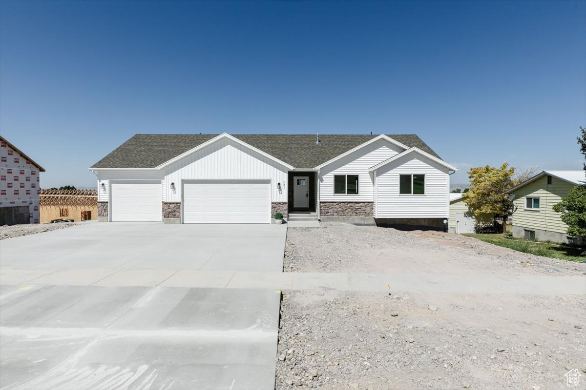 This brand new three-bed, two-bath home is move-in ready. Features include an open layout, a large 3-car garage, and stunning mountain and valley views. Quiet location with space to relax. The home is complete and ready for a new owner!