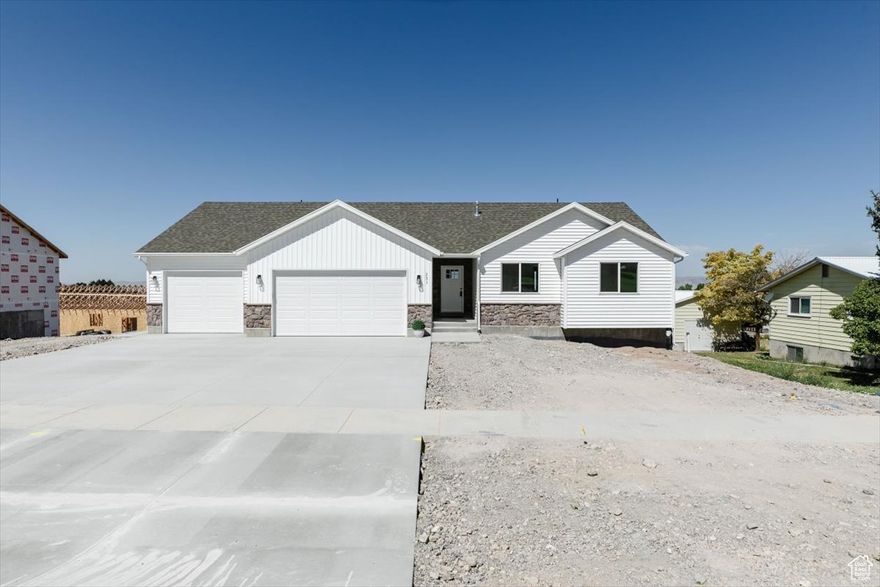 This brand new three-bed, two-bath home is move-in ready. Features include an open layout, a large 3-car garage, and stunning mountain and valley views. Quiet location with space to relax. The home is complete and ready for a new owner!