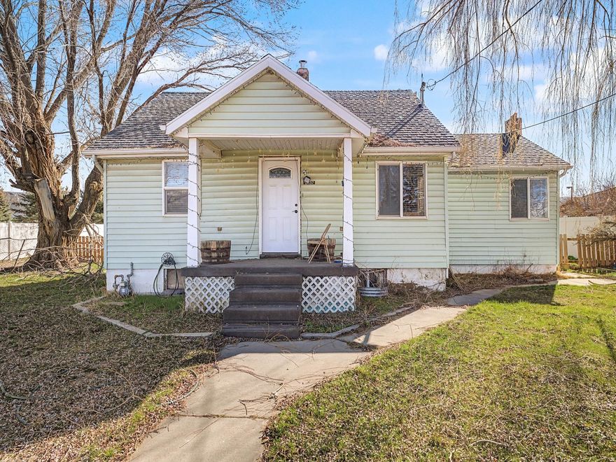 RARE opportunity for a new owner to recreate something amazing on this LARGE property. MANY opportunities with such a large lot to work with. Includes a fantastic and HUGE 30X40 shop with power installed. Home will need major remodel or removed since it's aging and hasn't been fixed up. Located in the beautiful Heber/Daniels area with NO HOAS and views of Mount Timpanogos.  Located near restaurants, shopping and schools. NO water shares included, just Daniels city water.