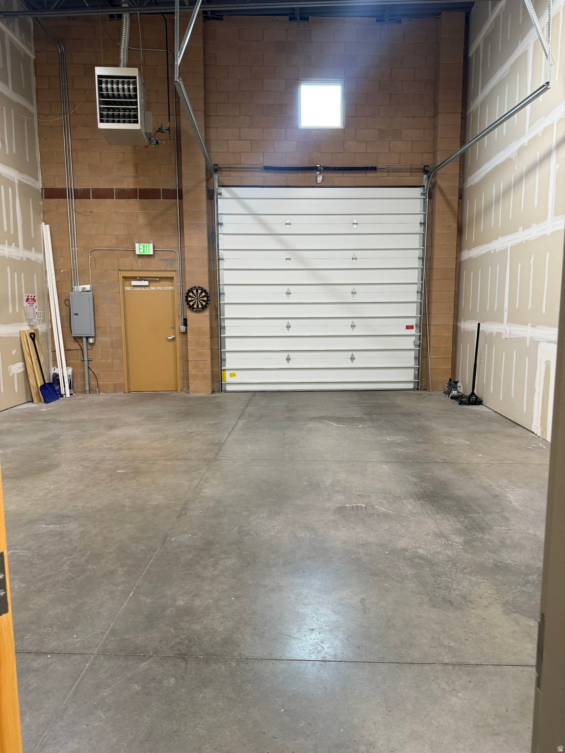 NORTHSHORE CORPORATION CENTER - Commercial Lease