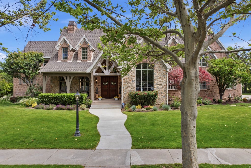 Photo of 963 E OLD ENGLISH RD, Draper, UT 84020 (MLS # 2163422)