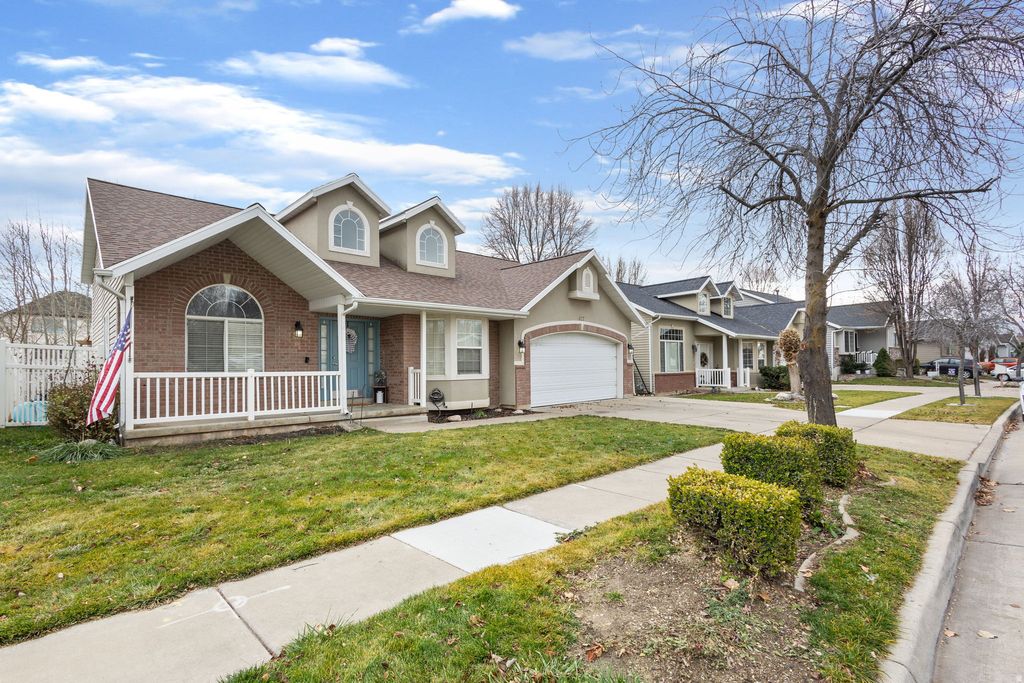 Photo of 1427 W SILVERCREEK DR, Layton, UT 84041 (MLS # 2127981)
