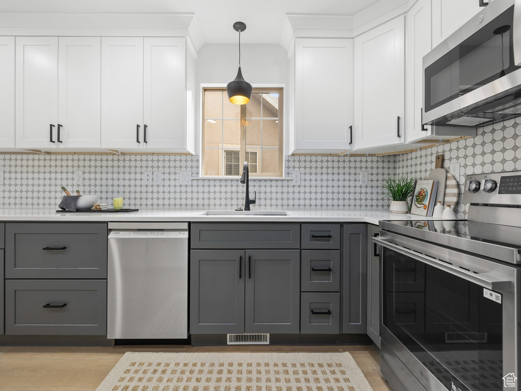 Spanish Fork, Utah 84660, United States, 4 Bedrooms Bedrooms, ,3 BathroomsBathrooms,Residential,Pending,198884