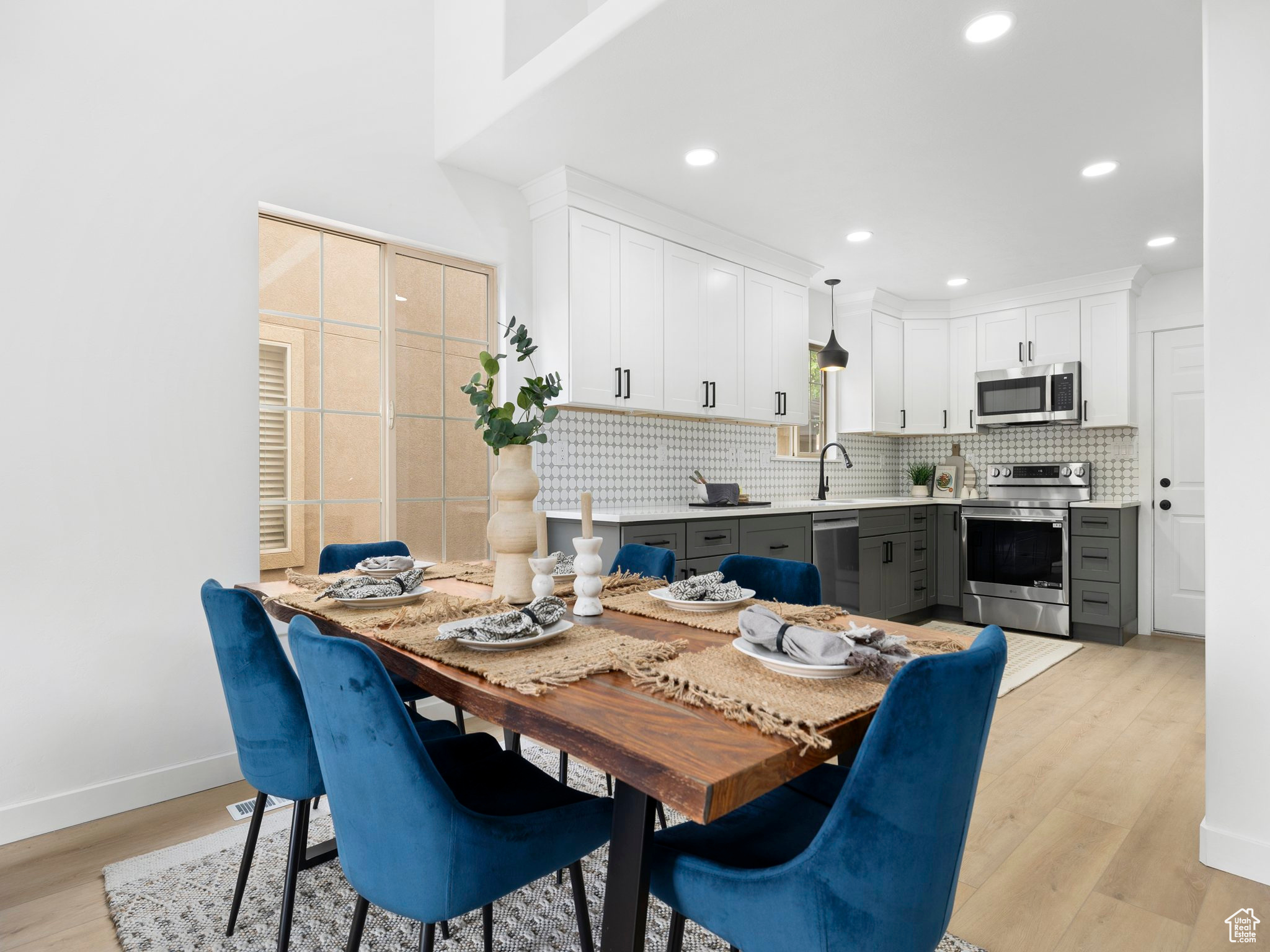 Spanish Fork, Utah 84660, United States, 4 Bedrooms Bedrooms, ,3 BathroomsBathrooms,Residential,Pending,198884