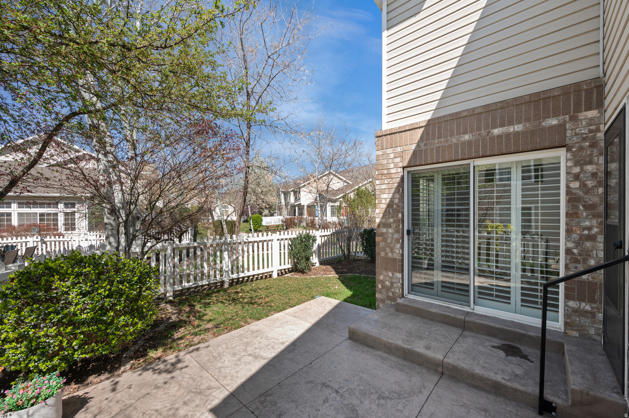 COUNTRY COTTAGES - Residential