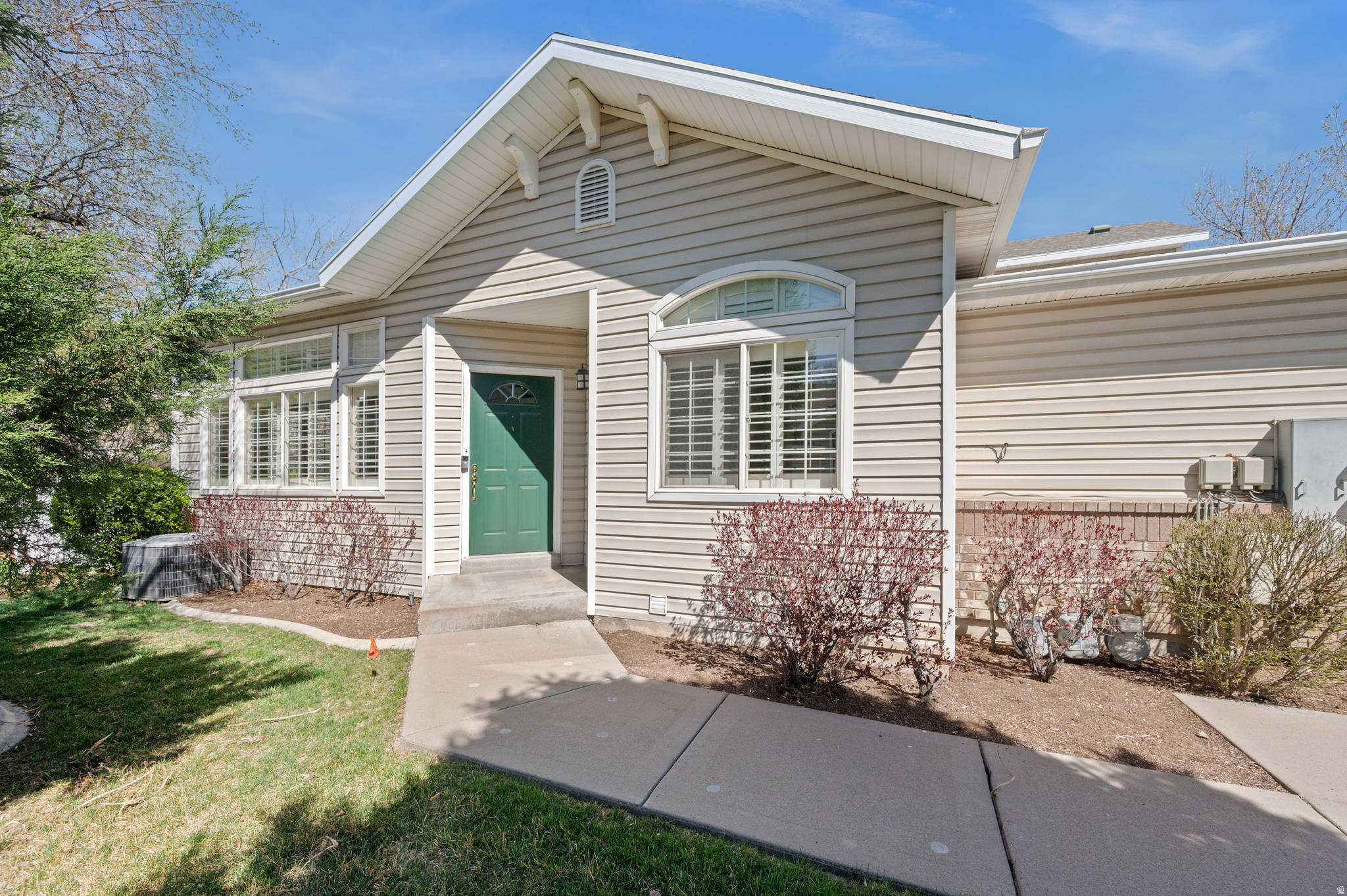 COUNTRY COTTAGES - Residential