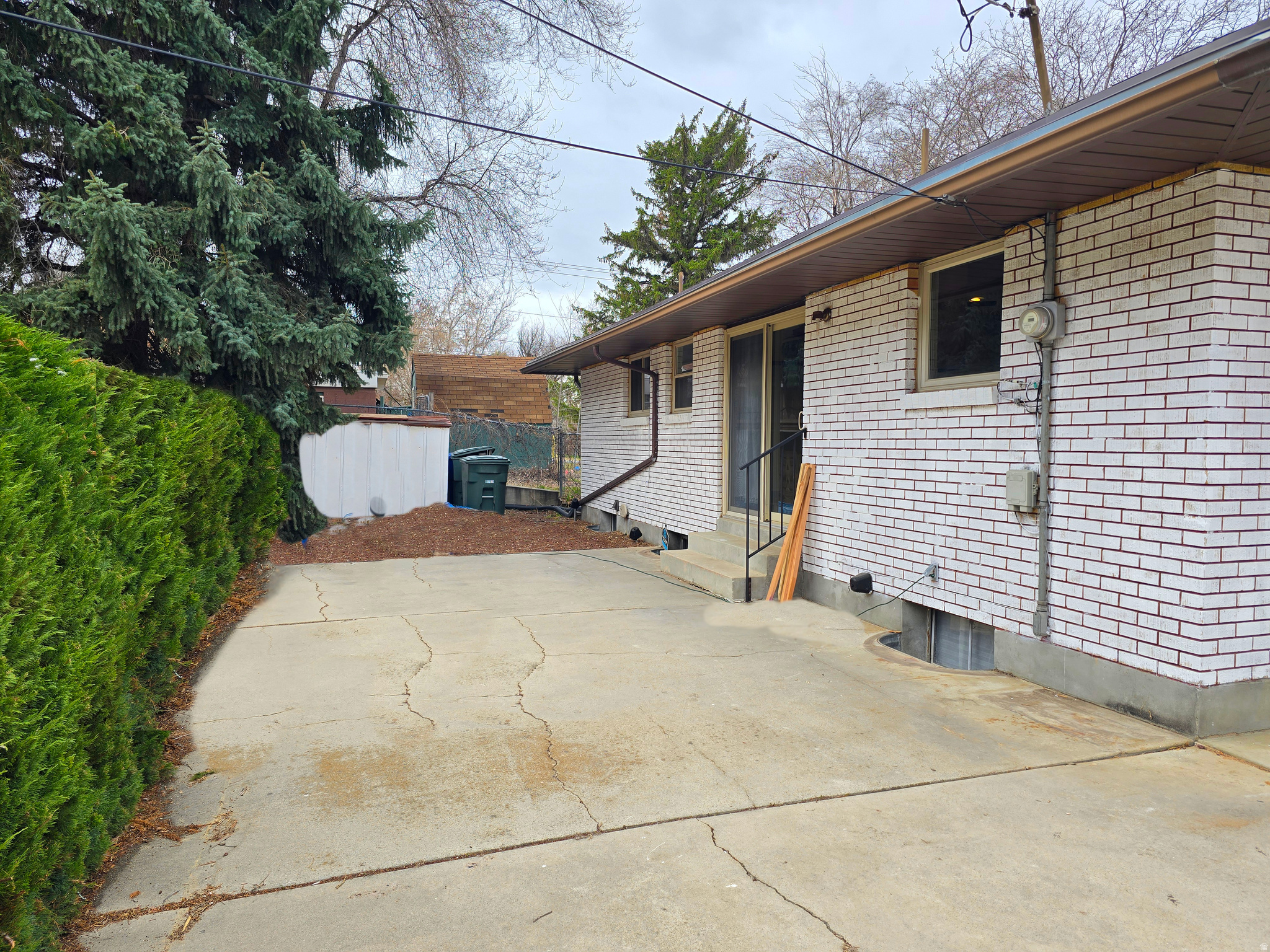 Main image without alt text