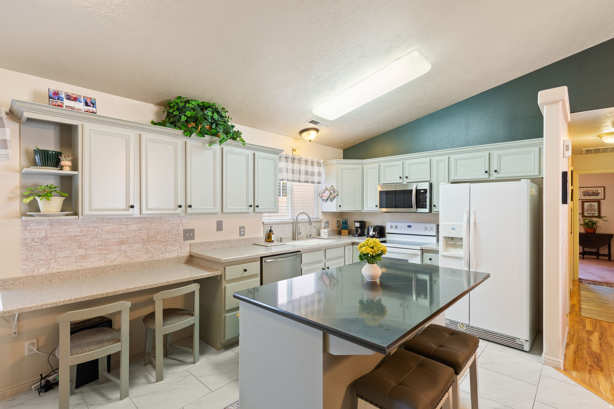 RIDGEPOINTE - Residential