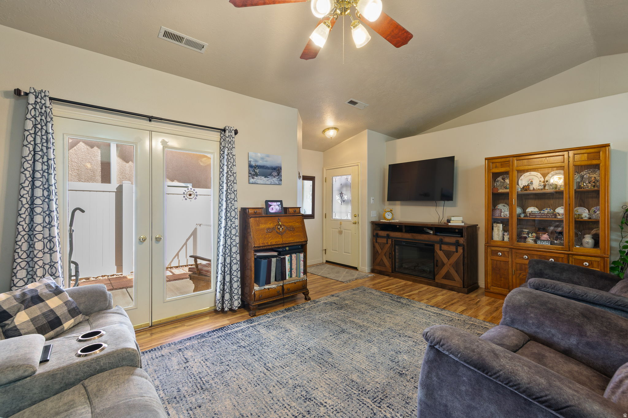 RIDGEPOINTE - Residential