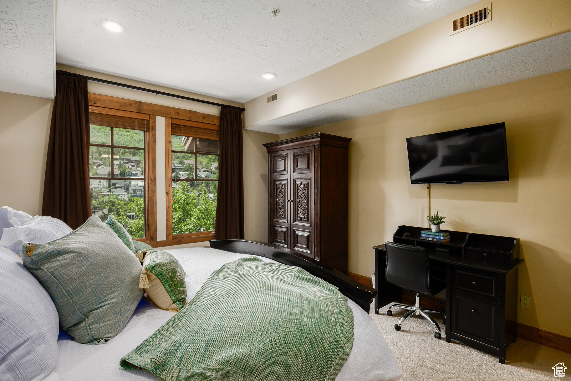 TOWN POINTE - Residential