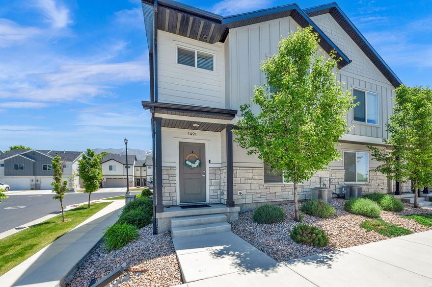 Open House Saturday | 10:00 AM to 12:00 PM Beautifully maintained END-UNIT townhome with stunning mountain views and an unbeatable location! Conveniently situated just minutes from shopping, freeway access, and nearby parks including Legacy Farms Park. This move-in ready 3-bedroom home features a bright open-concept floor plan with stylish gray cabinetry, sleek black hardware, and gorgeous white quartz countertops throughout. The spacious primary suite offers a spa-like retreat with a deep soaking tub, separate shower, and walk-in closet. Additional highlights include a large laundry room, two-car garage with extra storage space and a water spigot for added convenience. Enjoy ultra-fast 1 to 10 Gbps fiber internet through the city-owned Spanish Fork Community Network. Modern finishes, incredible connectivity, scenic views, and a prime location make this home a must-see!