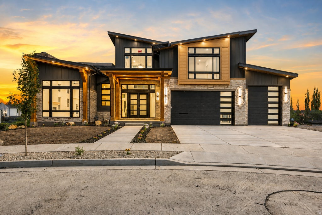 Photo of 528 E GILMOUR ST, Grantsville, UT 84029 (MLS # 2182596)