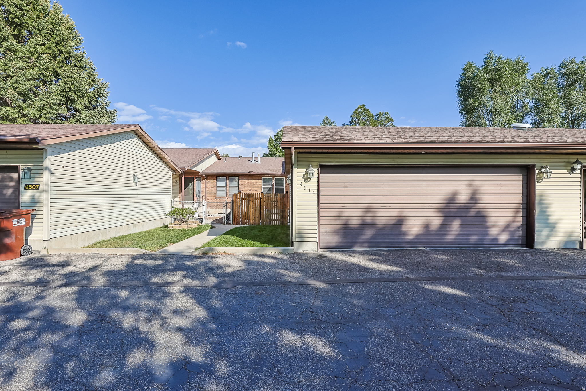 COUNTRY ESTATES - Residential