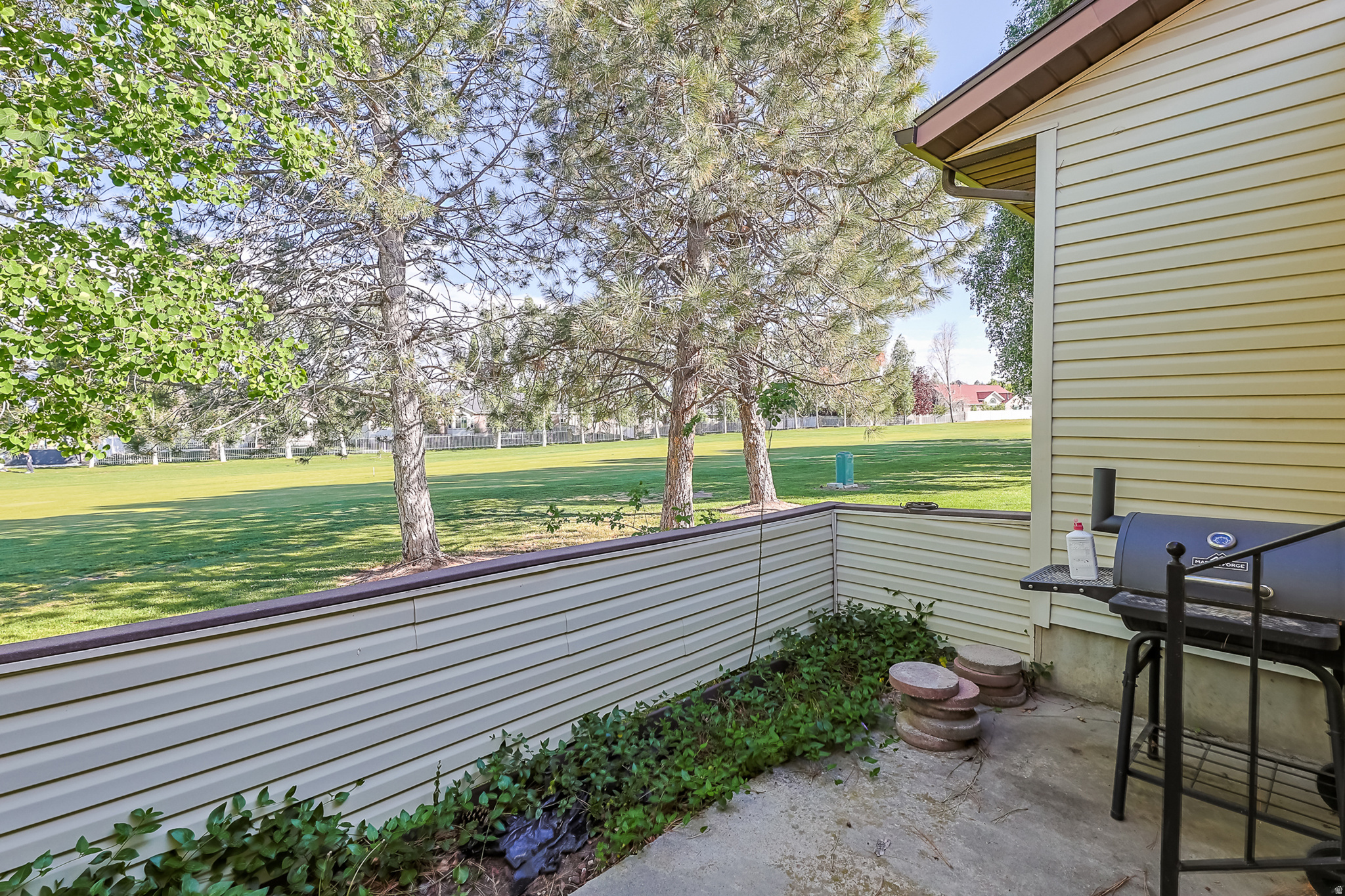 COUNTRY ESTATES - Residential