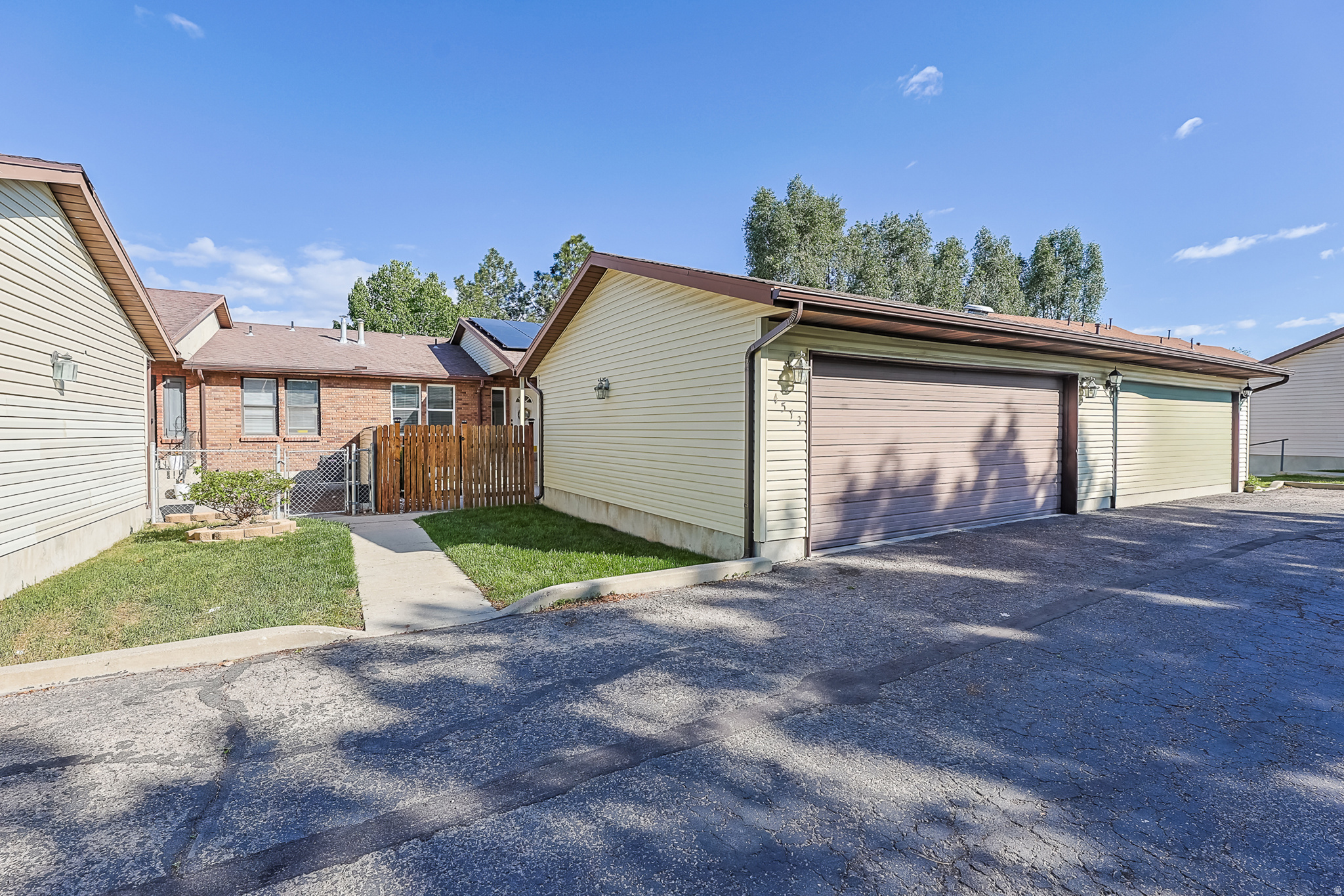 COUNTRY ESTATES - Residential