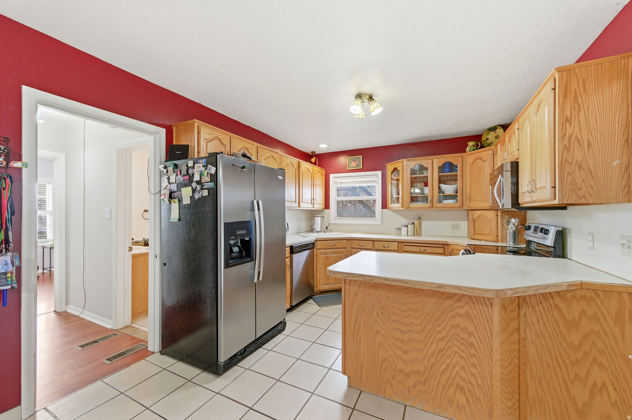 Main image without alt text