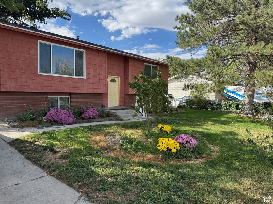 Well taken care of split entry home with 4 bedrooms and 2 bathrooms.  Fully landscaped and back yard is fenced.  Newer Central air and Furnace.  Walk out basement. Upgraded counter tops in the kitchen and downstairs bath.    Large Family room with plenty of natural light.  Call to see this home before it's gone.