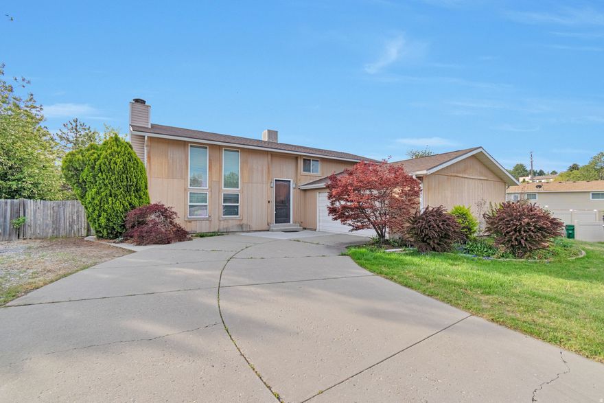 This price and in this location? Quiet living in an incredible location. Large over sized back deck with large lot and 10/10 VIEWS! Yards like this are hard to come by. Inside, you will find a clean and desirable floor plan with vaulted ceilings and open floor plan. Plenty of space inside and really doesn't leave anything to be desired.   Square footage figures are provided as a courtesy estimate only and were obtained from County records. Buyer is advised to obtain an independent measurement.