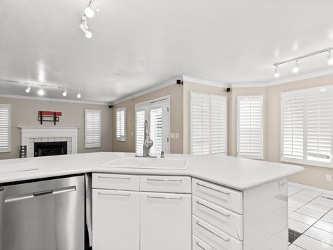 Tiny photo for 718 E 200 S, Bountiful, UT 84010 (MLS # 2117982)