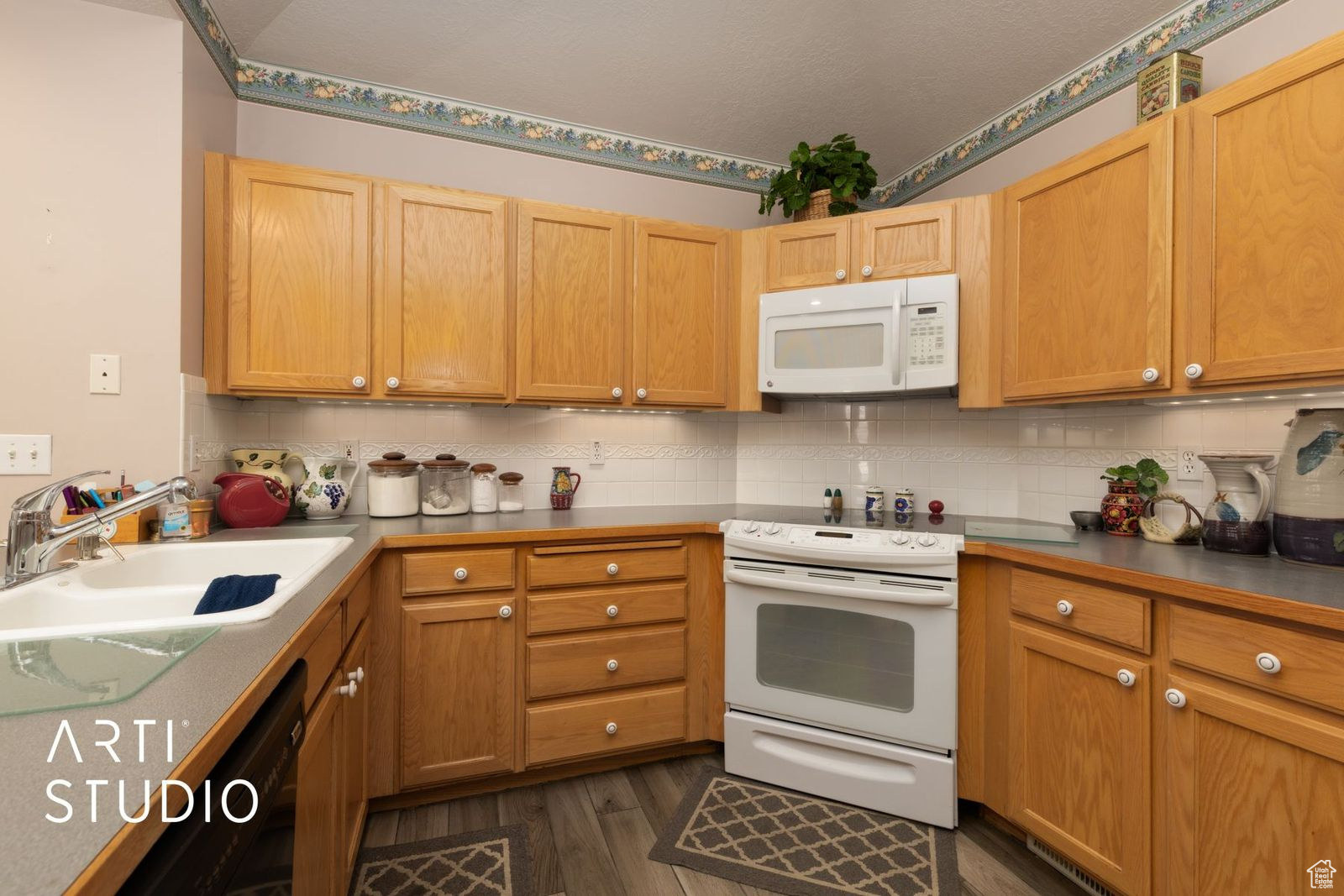 COUNTRY CORNER CONDO - Residential