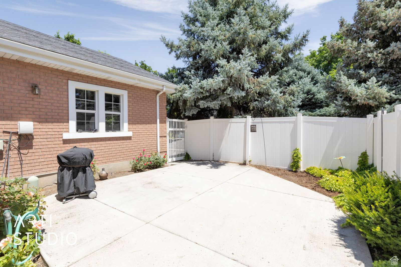 COUNTRY CORNER CONDO - Residential