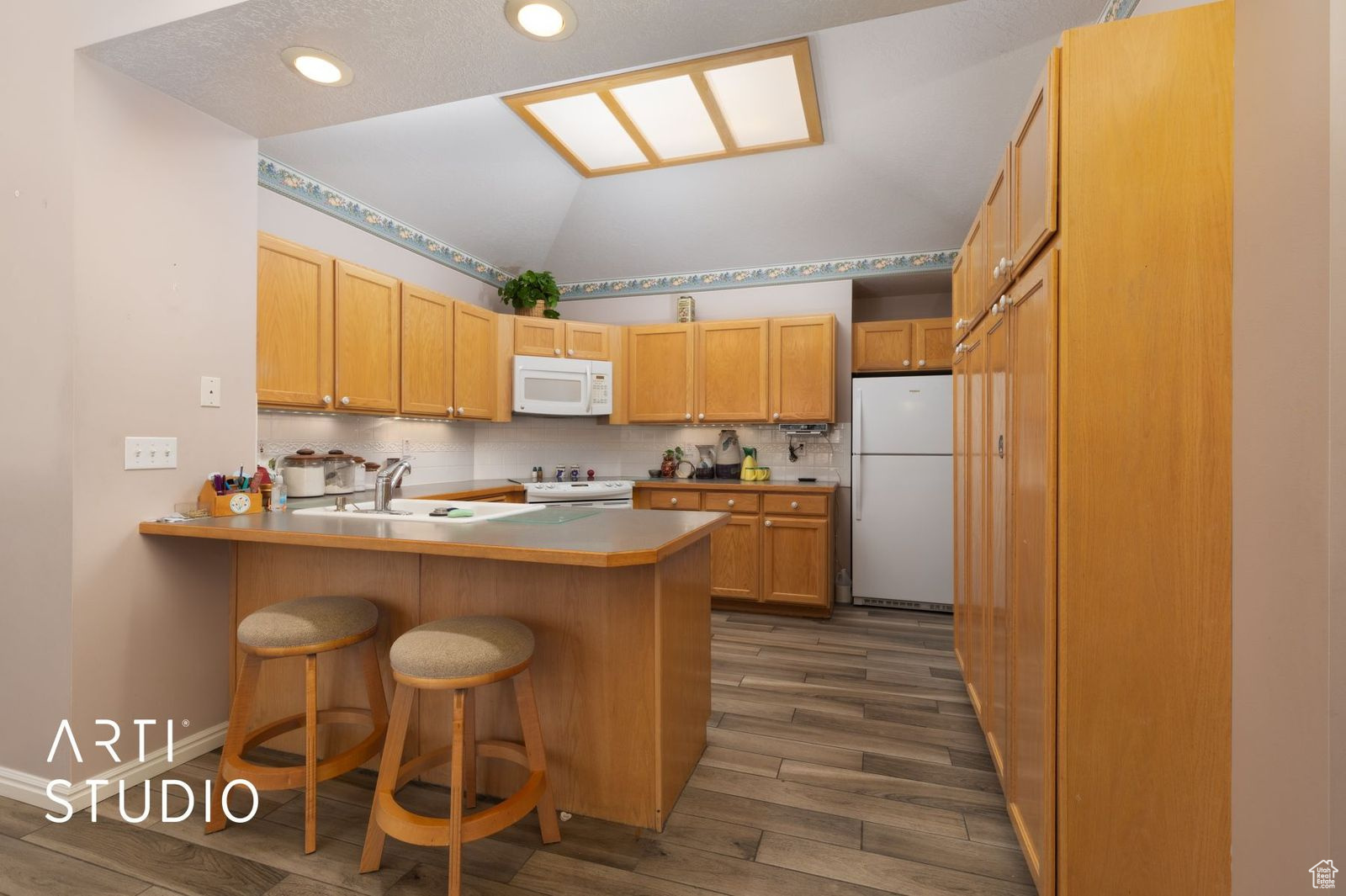 COUNTRY CORNER CONDO - Residential