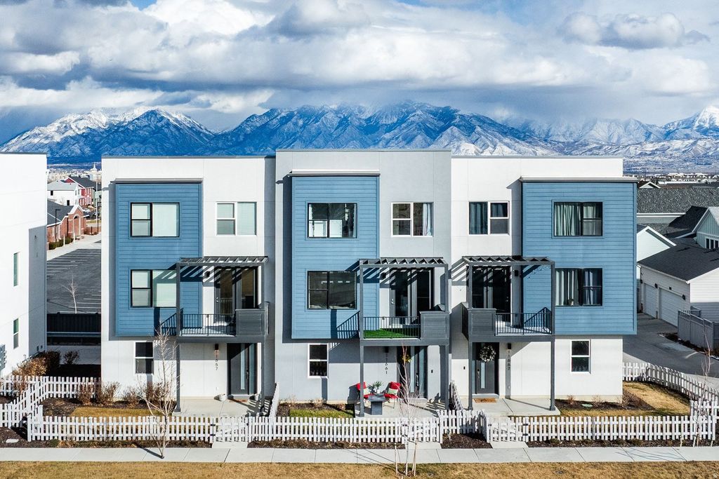 Photo of 11661 S SKYWARD RD W, South Jordan, UT 84009 (MLS # 2139074)