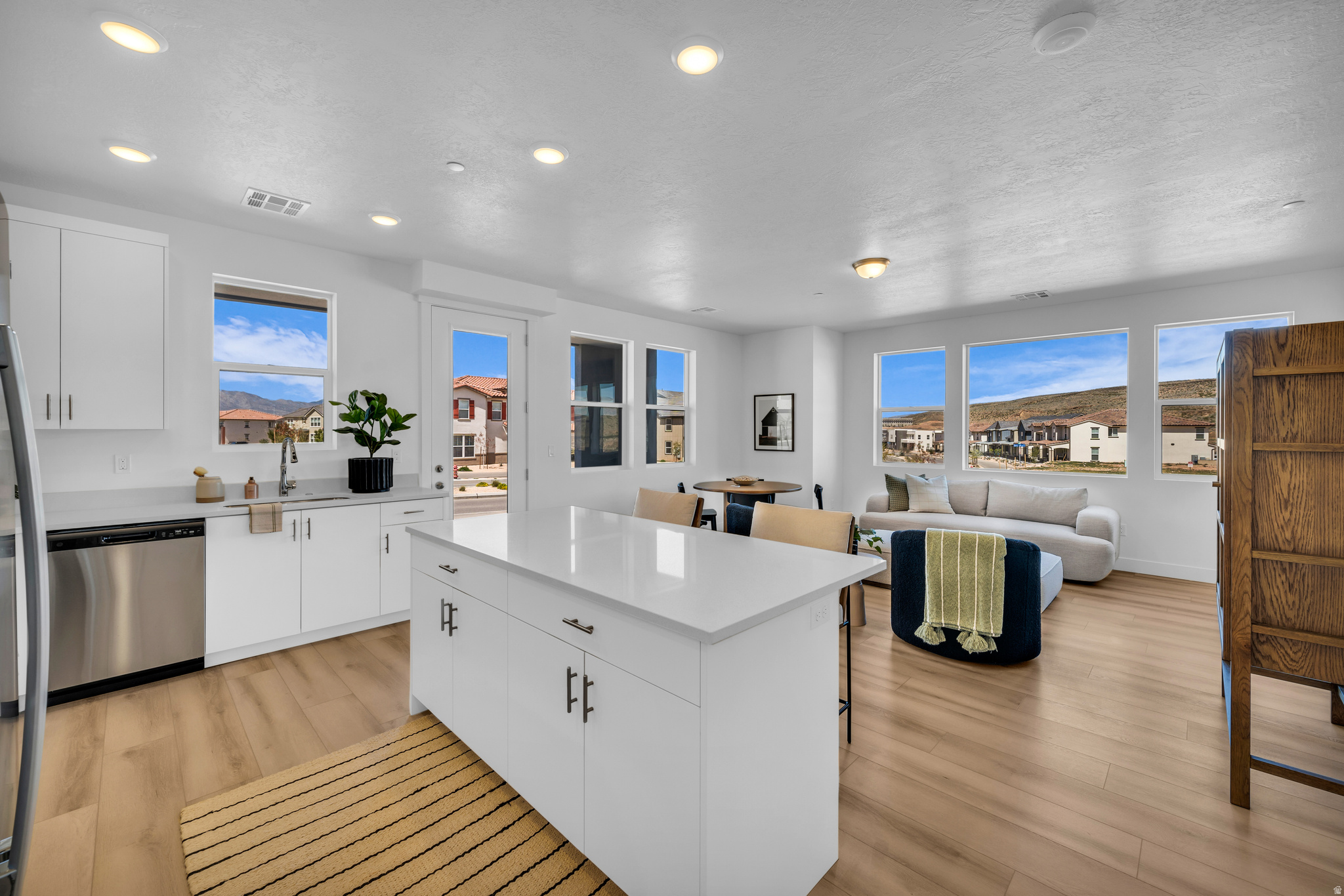 DESERT  COLOR  AUBURN HILLS - Residential