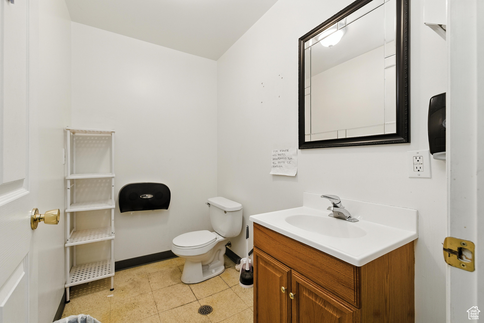Main image without alt text