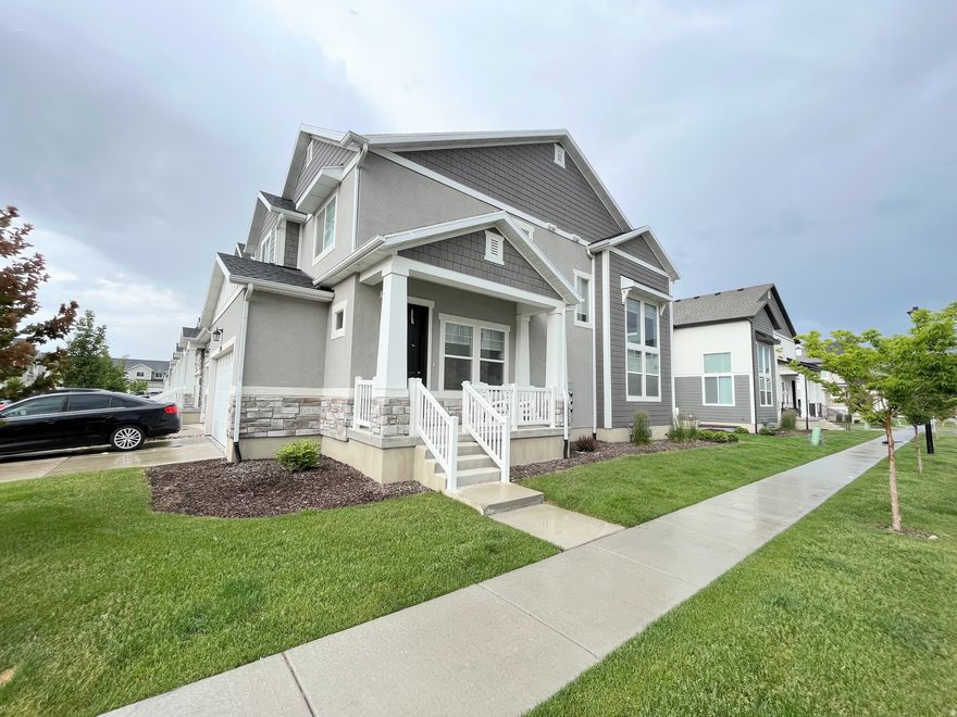 Come fall in love with the perfect starter home! It's minutes away from the heart of Silicon Slopes, allowing commuters fast access to the I-15 corridor, and families a close proximity to Thanksgiving Point, The Outlets at Traverse Mountain, and a myriad of other restaurants and stores. Besides the amazing location, this family-friendly community boasts tons of amenities, such as a pool, clubhouse, a fitness center, playgrounds, picnic areas, and sports courts.