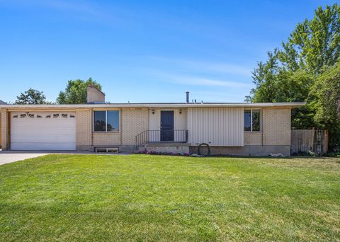 Photo of 1920 E 7130 S, Cottonwood Heights, UT 84121 (MLS # 2134708)