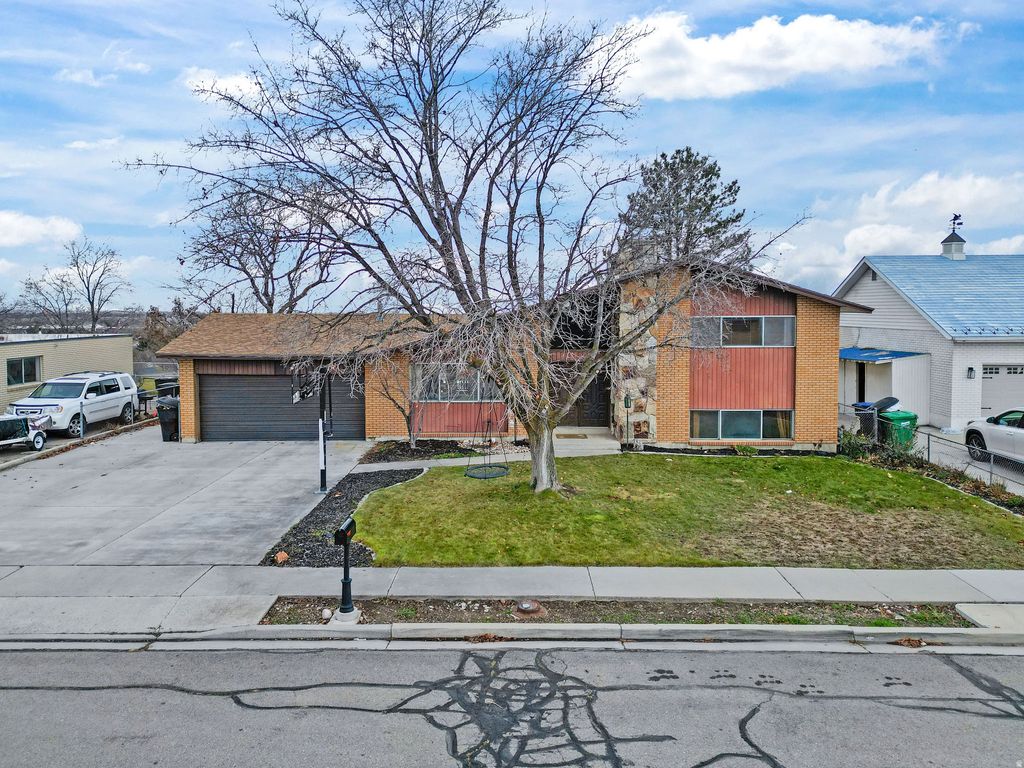 Photo of 2027 W LAKEVIEW DR N, Provo, UT 84601 (MLS # 2129059)